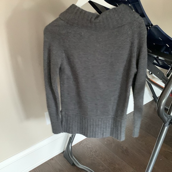 Women’s Swetaer - Picture 4 of 5